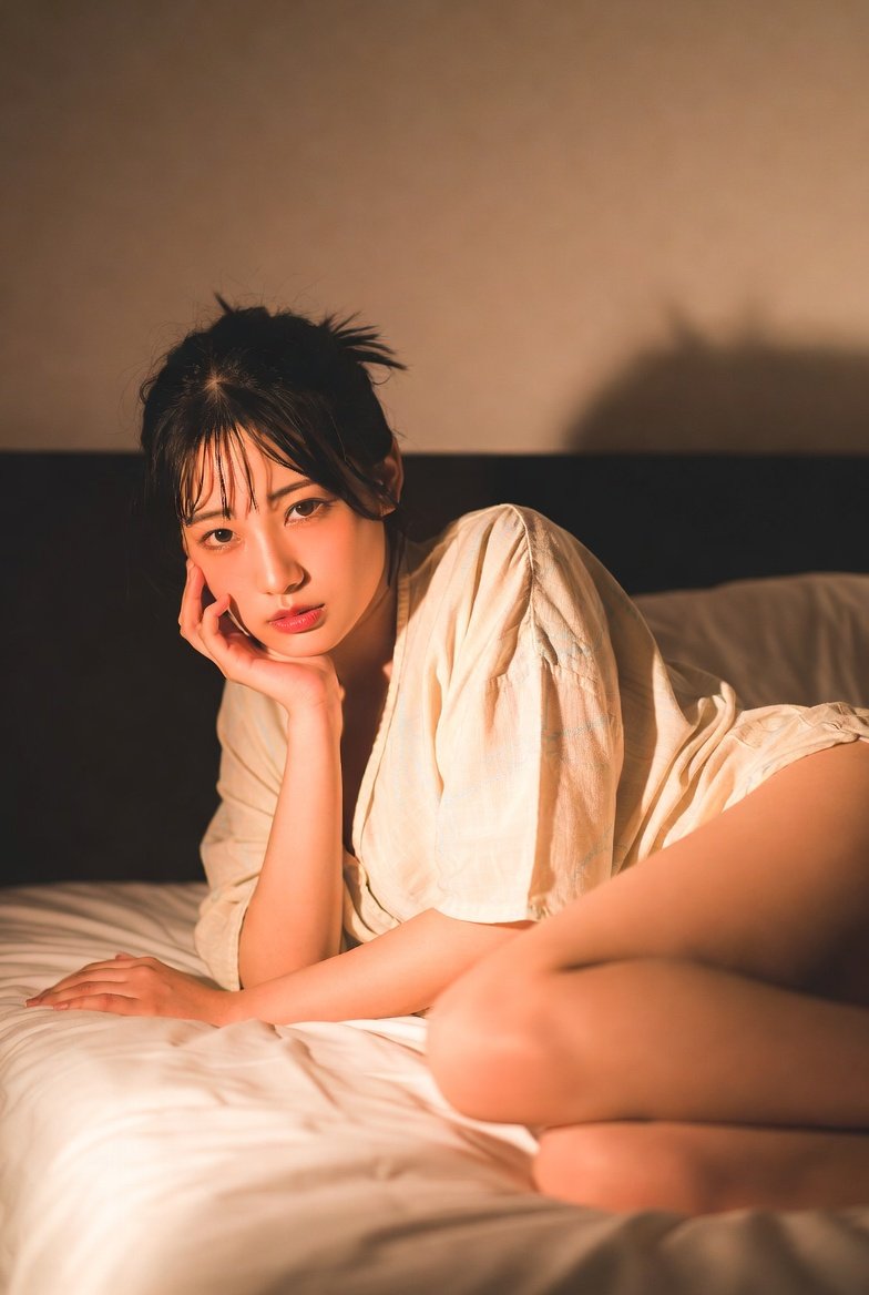 日本女性在温馨卧室的床上的放松姿态