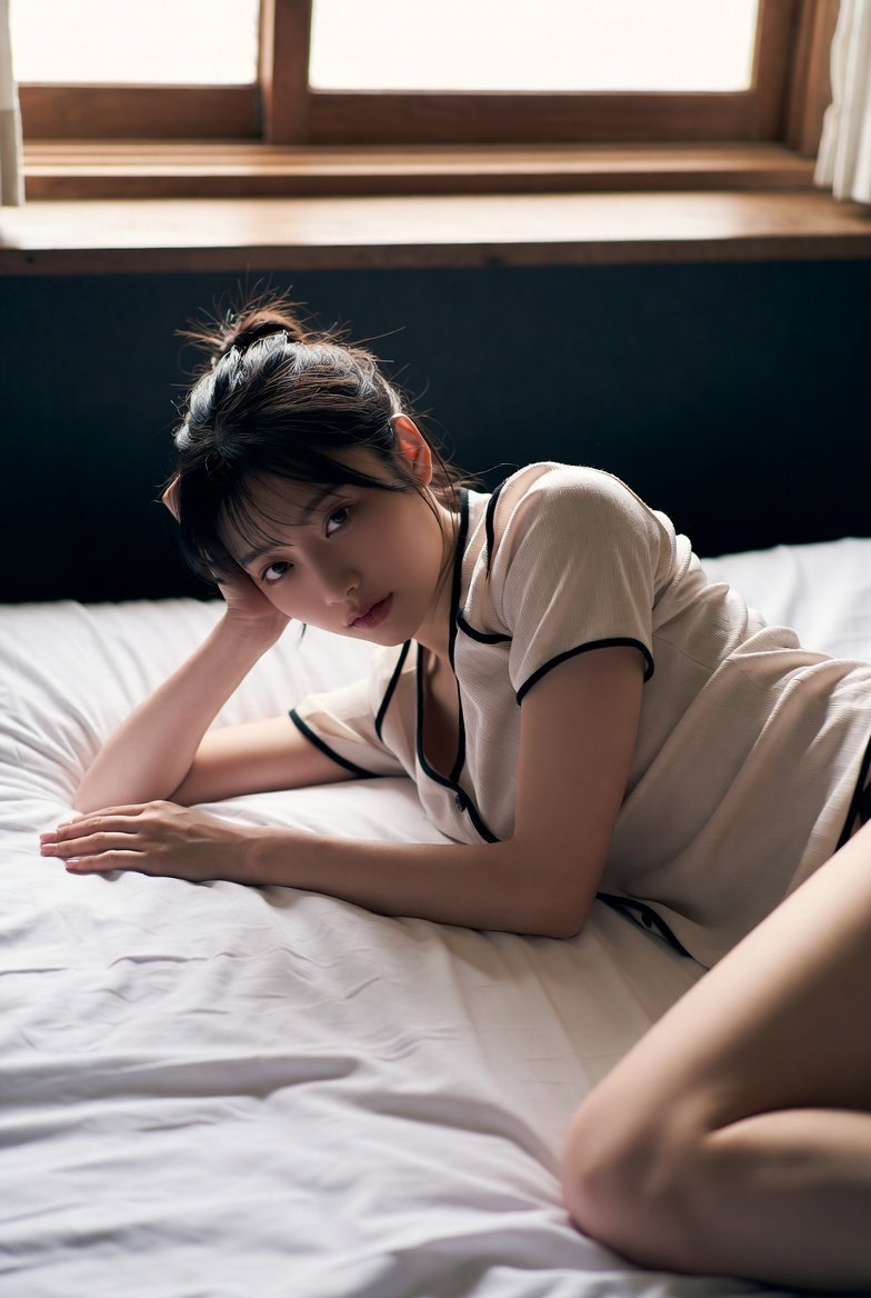 日本女性在温馨卧室的床上的放松姿态